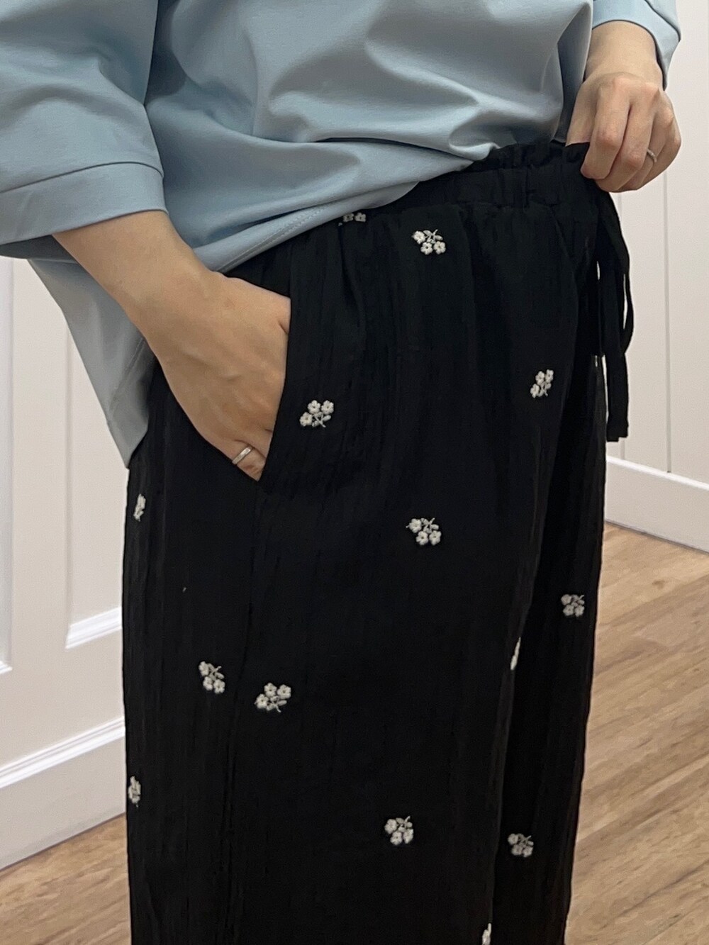 ブルー系のTシャツ/カットソー、ブラック系のその他パンツ、ブルー系のショルダーバッグを着用したレディースの夏コーディネートの6枚目の写真