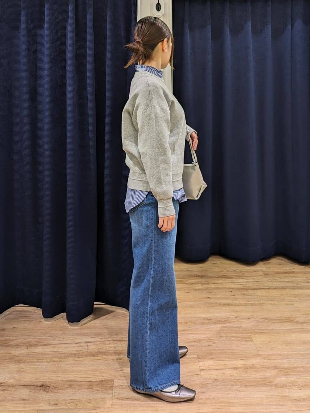 ブルー系のシャツ/ブラウス、グレー系のニット/セーター、ブルー系のその他パンツを着用したレディースの冬コーディネートの2枚目の写真