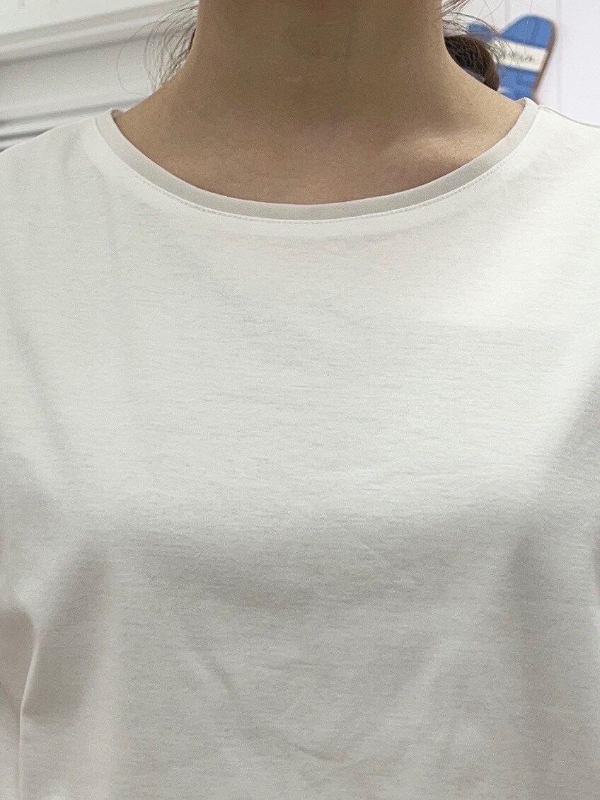 ホワイト系のTシャツ/カットソー、ブラック系のその他パンツ、ブルー系のショルダーバッグを着用したレディースの夏コーディネートの4枚目の写真