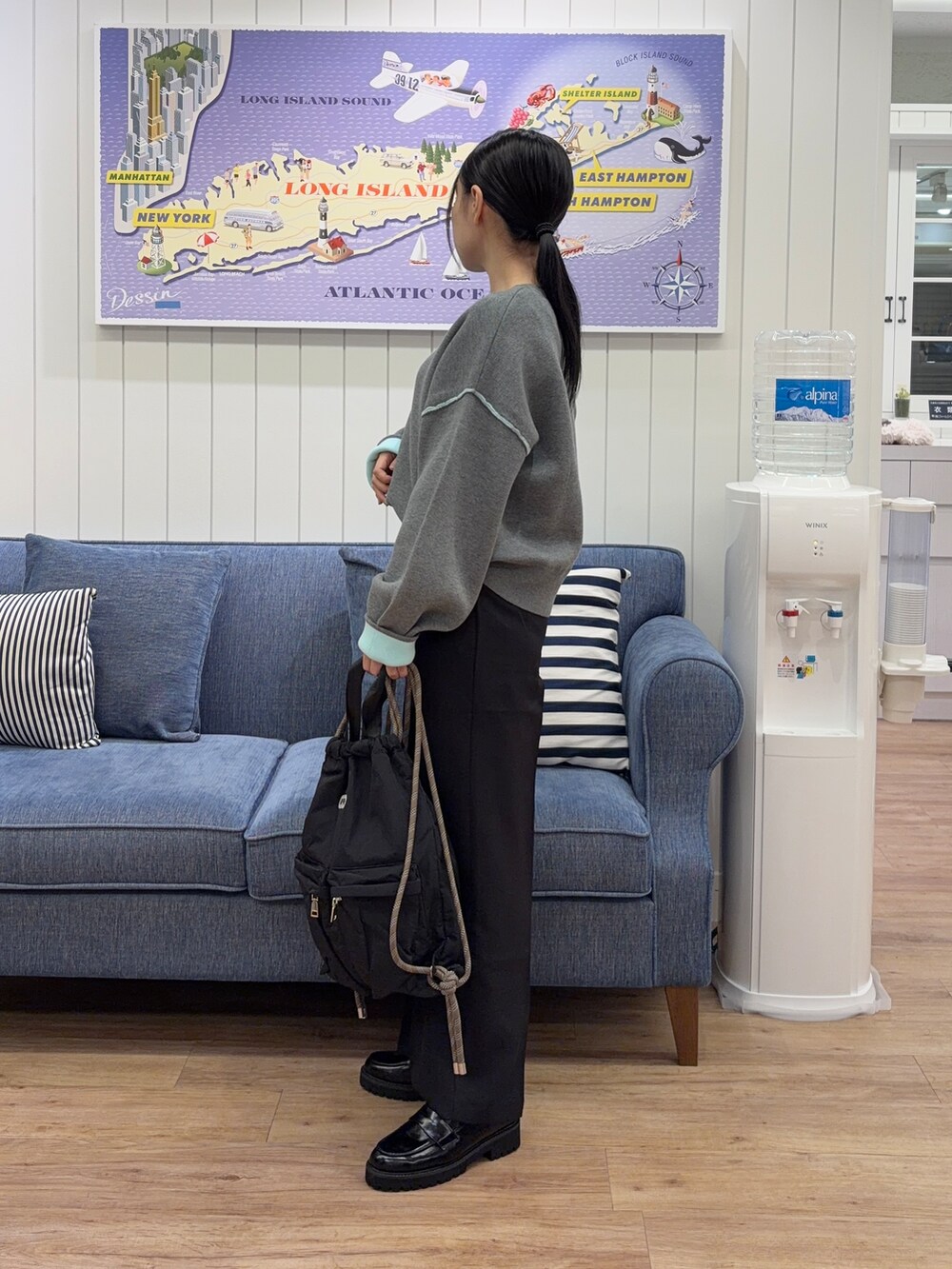 グレー系のTシャツ/カットソー、ブラック系のその他パンツ、ブラック系のトートバッグを着用したレディースの秋コーディネートの2枚目の写真