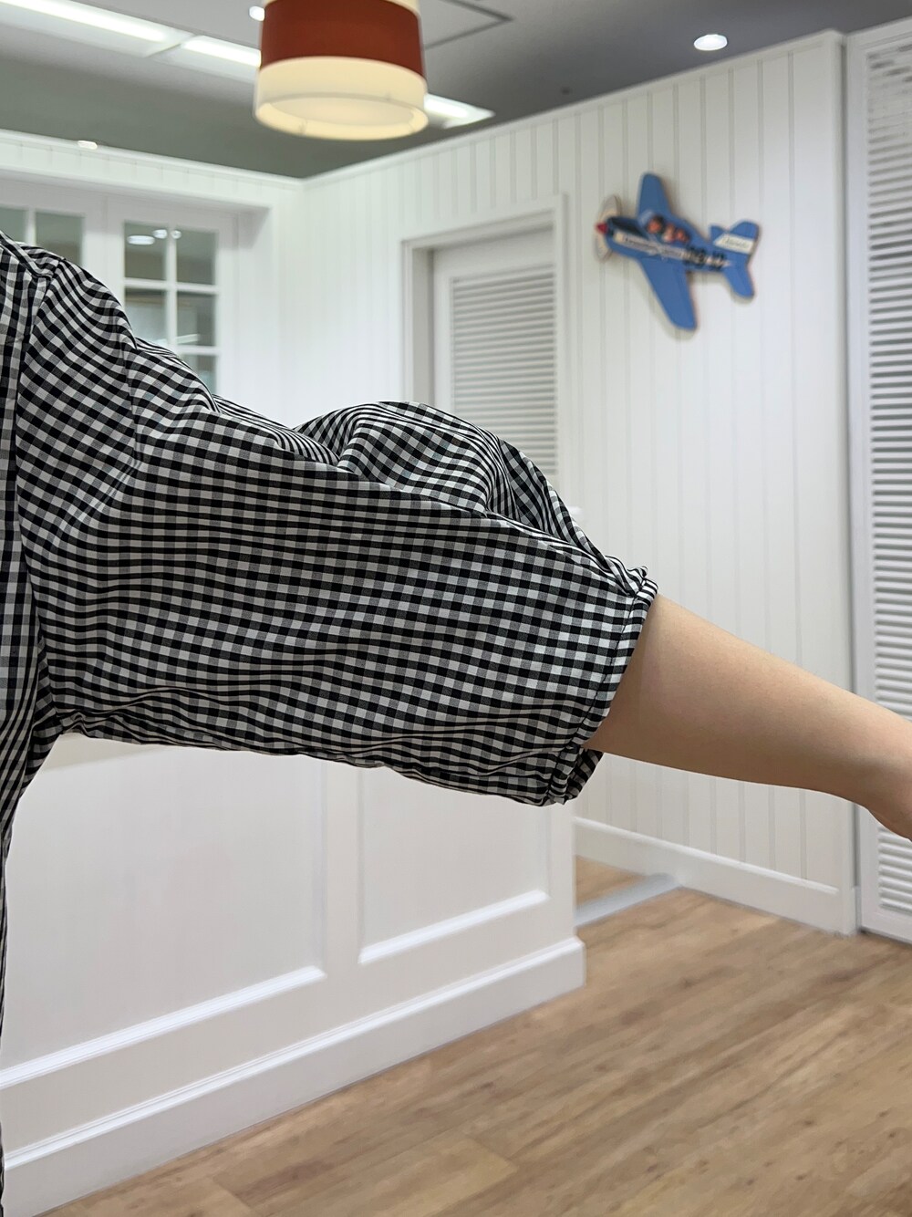 ブラック系のシャツ/ブラウス、ブルー系のスカート、グレー系のトートバッグを着用したレディースの春コーディネートの5枚目の写真