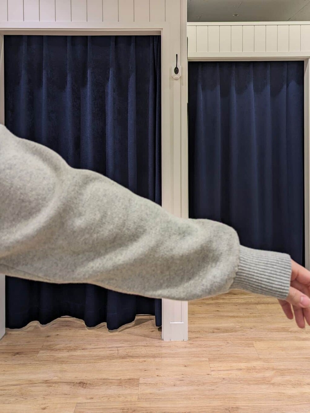 グレー系のニット/セーター、ブルー系のデニムパンツ、イエロー系のトートバッグを着用したレディースの冬コーディネートの5枚目の写真