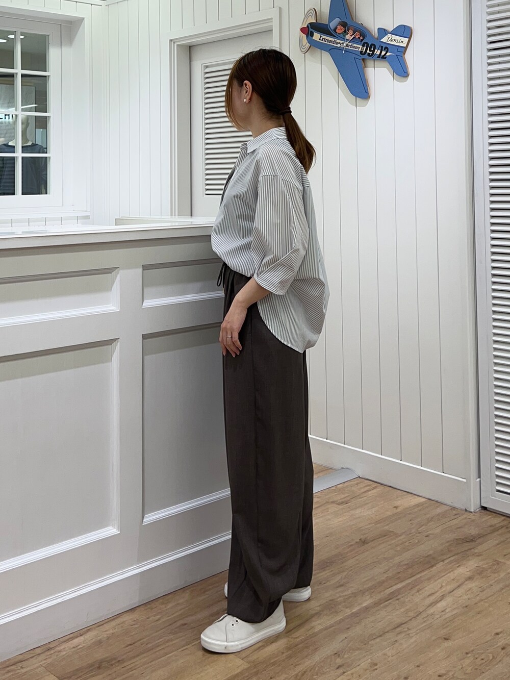 ホワイト系のシャツ/ブラウス、ブラウン系のその他パンツ、シルバー系のショルダーバッグを着用したレディースの春コーディネートの2枚目の写真