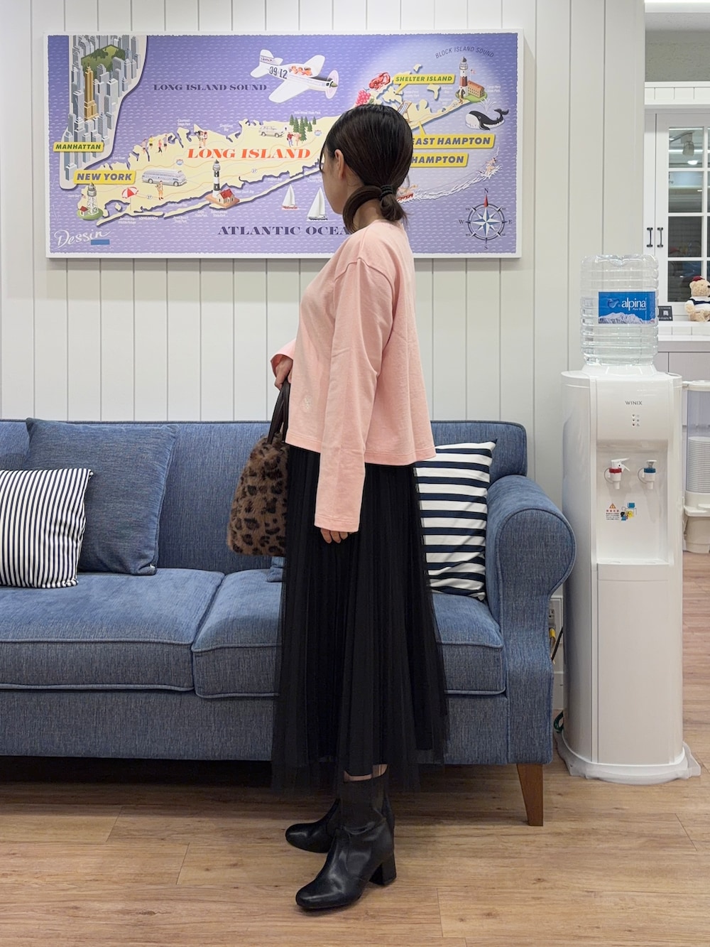 ピンク系のカーディガン/ボレロ、ブラック系のスカート、ブラウン系のショルダーバッグを着用したレディースの秋コーディネートの2枚目の写真