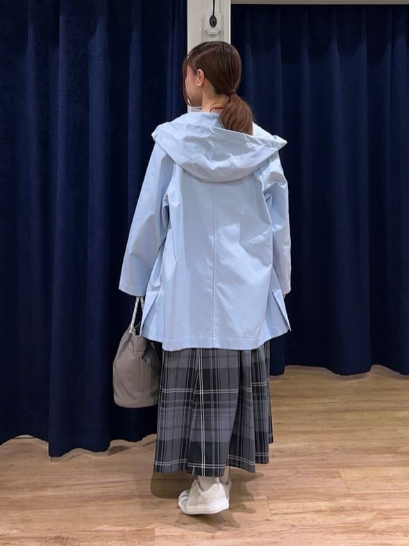 ブルー系のその他アウター、ブラウン系のニット/セーター、グリーン系のスカートを着用したレディースの春コーディネートの3枚目の写真