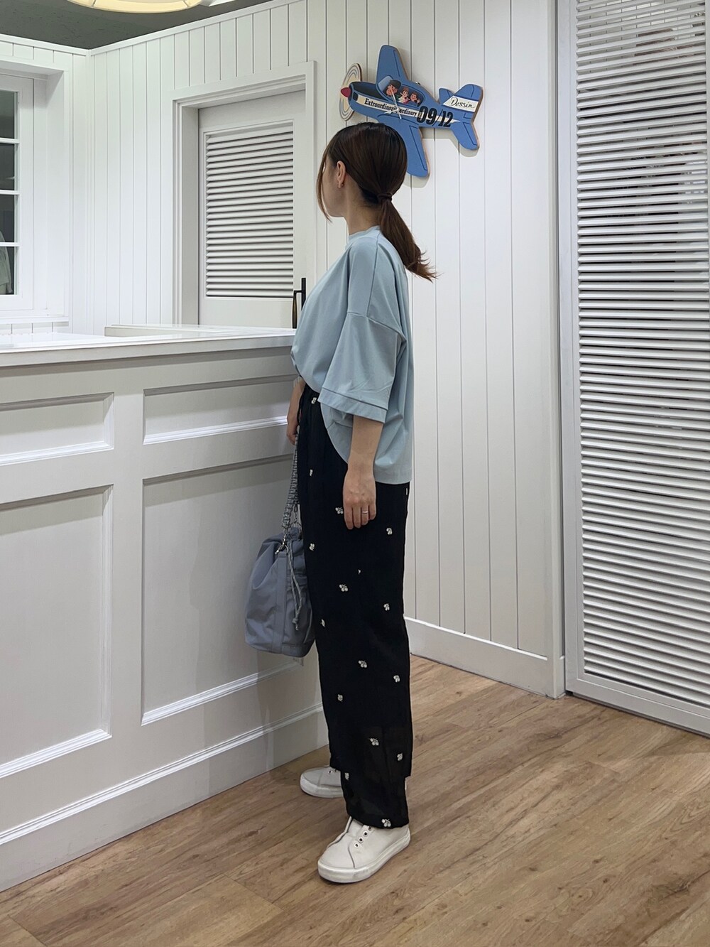 ブルー系のTシャツ/カットソー、ブラック系のその他パンツ、ブルー系のショルダーバッグを着用したレディースの夏コーディネートの2枚目の写真