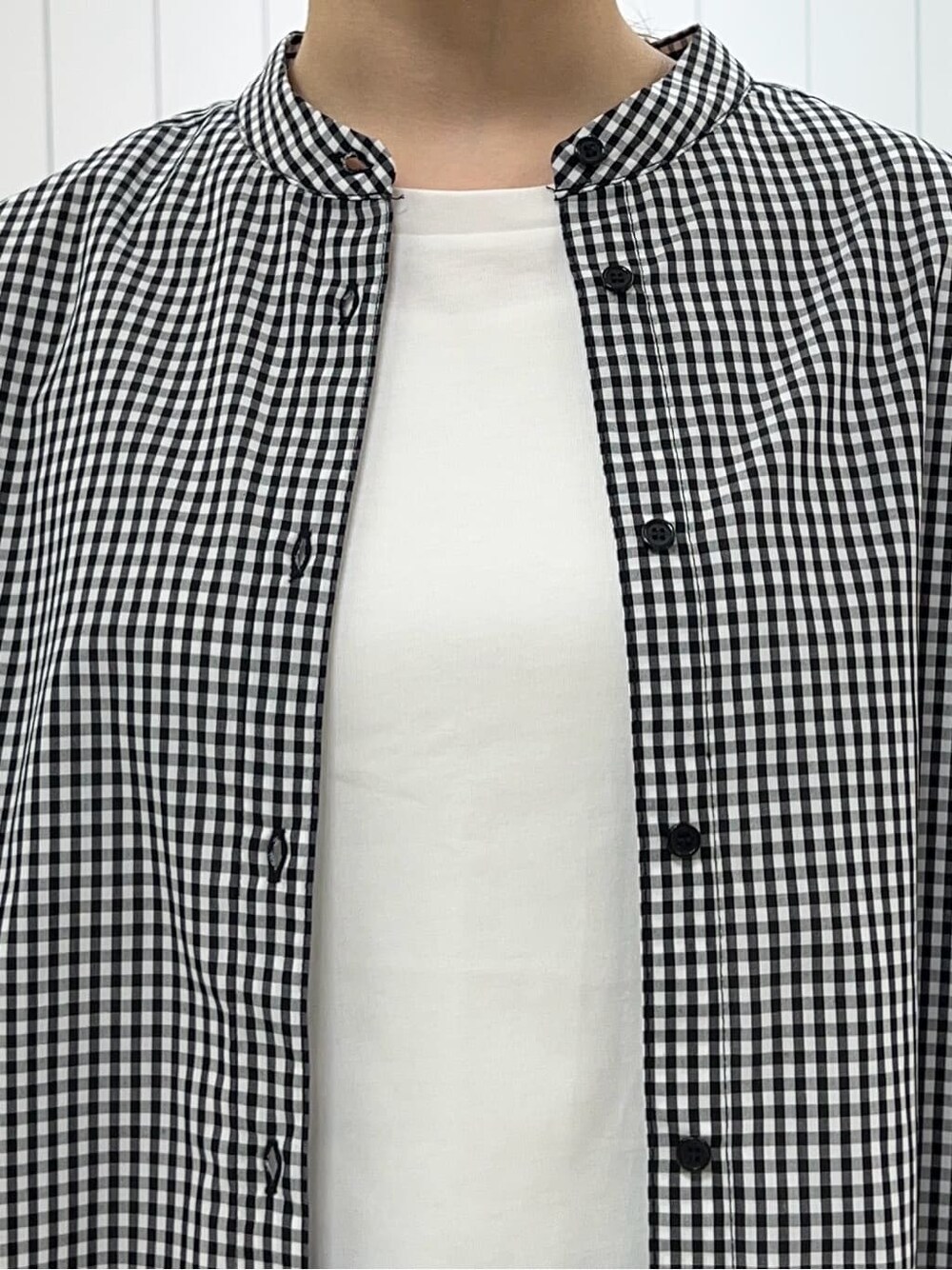 ホワイト系のTシャツ/カットソー、ブラック系のシャツ/ブラウス、ブルー系のその他パンツを着用したレディースの春コーディネートの4枚目の写真