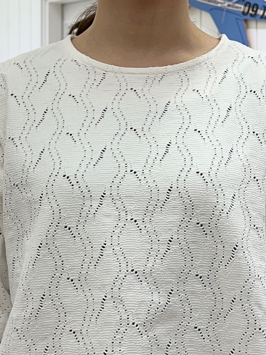 ホワイト系のTシャツ/カットソー、ブルー系のデニムパンツを着用したレディースの夏コーディネートの4枚目の写真