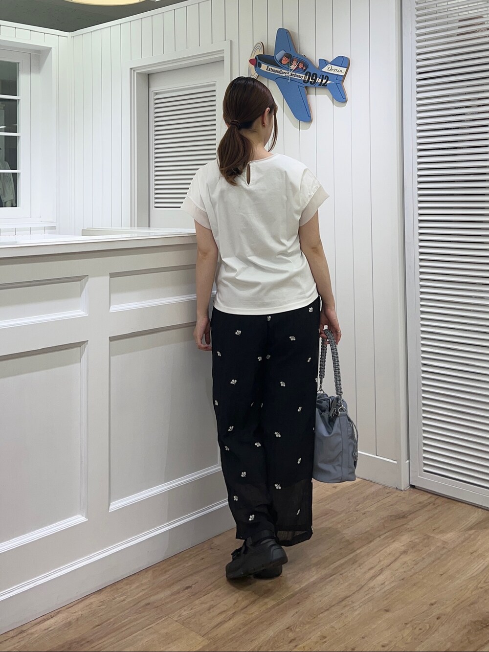 ホワイト系のTシャツ/カットソー、ブラック系のその他パンツ、ブルー系のショルダーバッグを着用したレディースの夏コーディネートの3枚目の写真