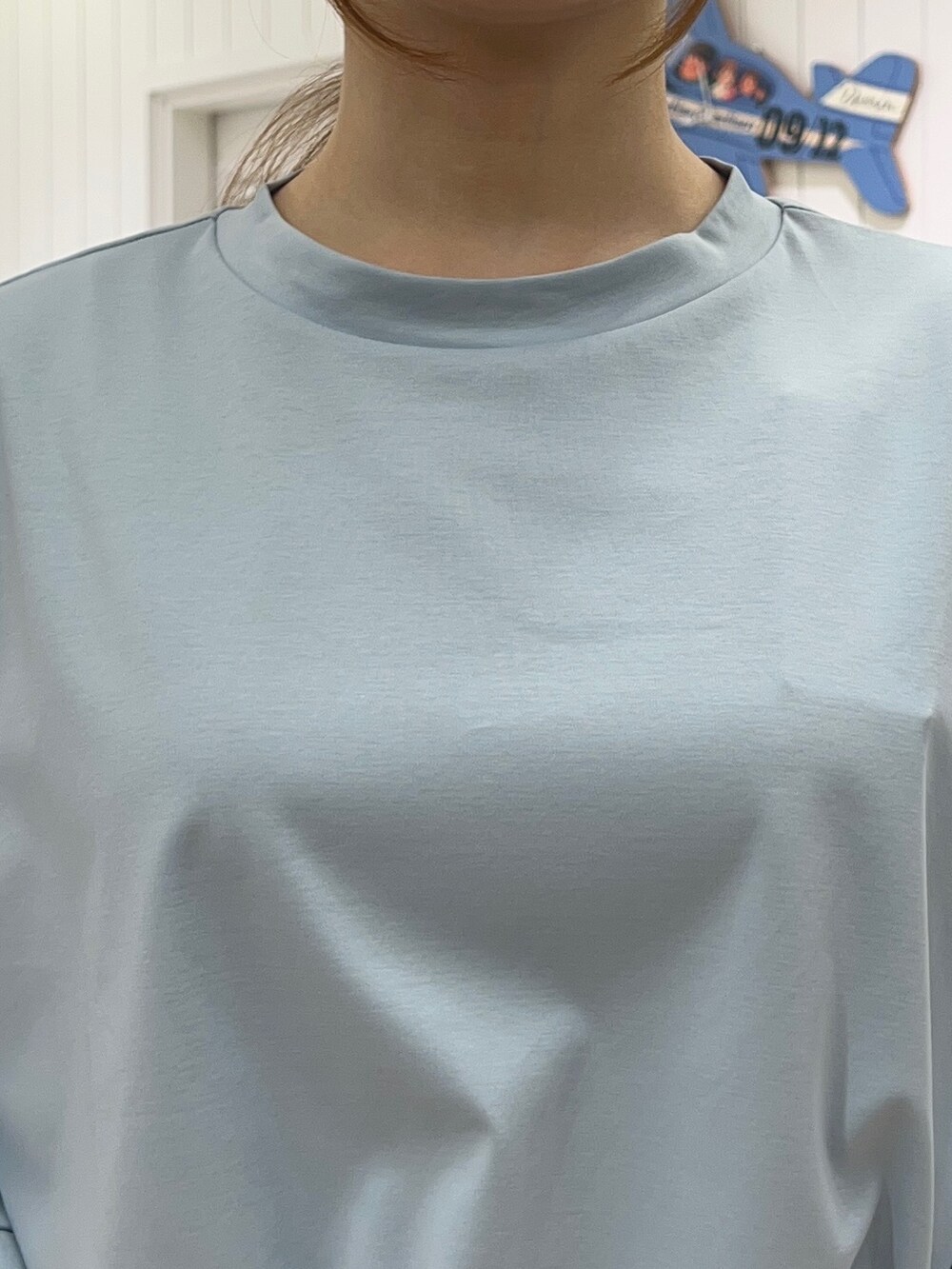 ブルー系のTシャツ/カットソー、ブラック系のその他パンツ、ブルー系のショルダーバッグを着用したレディースの夏コーディネートの4枚目の写真