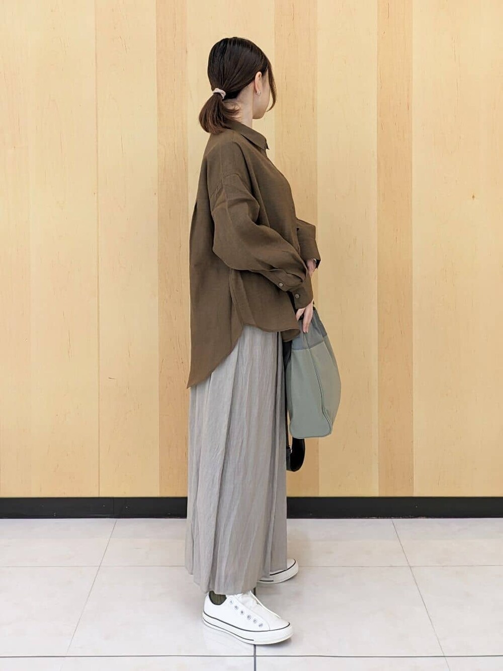 ブラウン系のシャツ/ブラウス、ベージュ系のその他パンツ、ベージュ系のトートバッグを着用したレディースの秋コーディネートの2枚目の写真