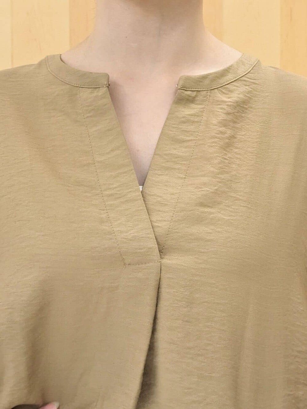 ベージュ系のシャツ/ブラウス、ブラック系のスカート、ブラウン系のトートバッグを着用したレディースの夏コーディネートの4枚目の写真