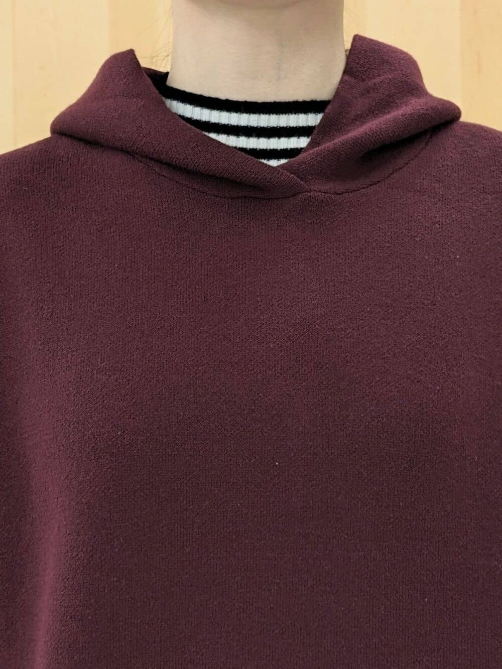 ブラック系のニット/セーター、レッド系のニット/セーター、ブラック系のその他パンツを着用したレディースの冬コーディネートの4枚目の写真