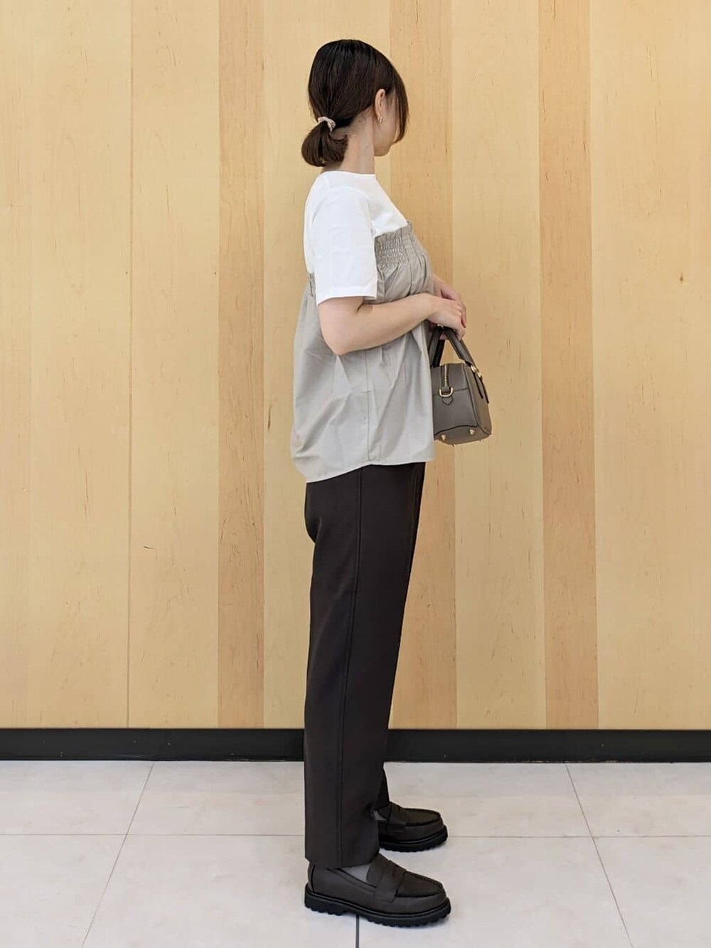 ホワイト系のTシャツ/カットソー、ブラウン系のその他パンツ、ブラウン系のショルダーバッグを着用したレディースの秋コーディネートの2枚目の写真