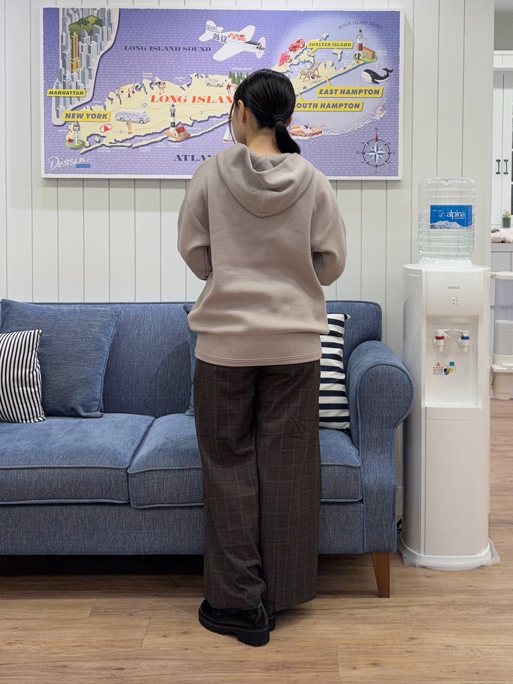 グレー系のパーカー、ブラウン系のその他パンツ、ベージュ系のショルダーバッグを着用したレディースの秋コーディネートの3枚目の写真