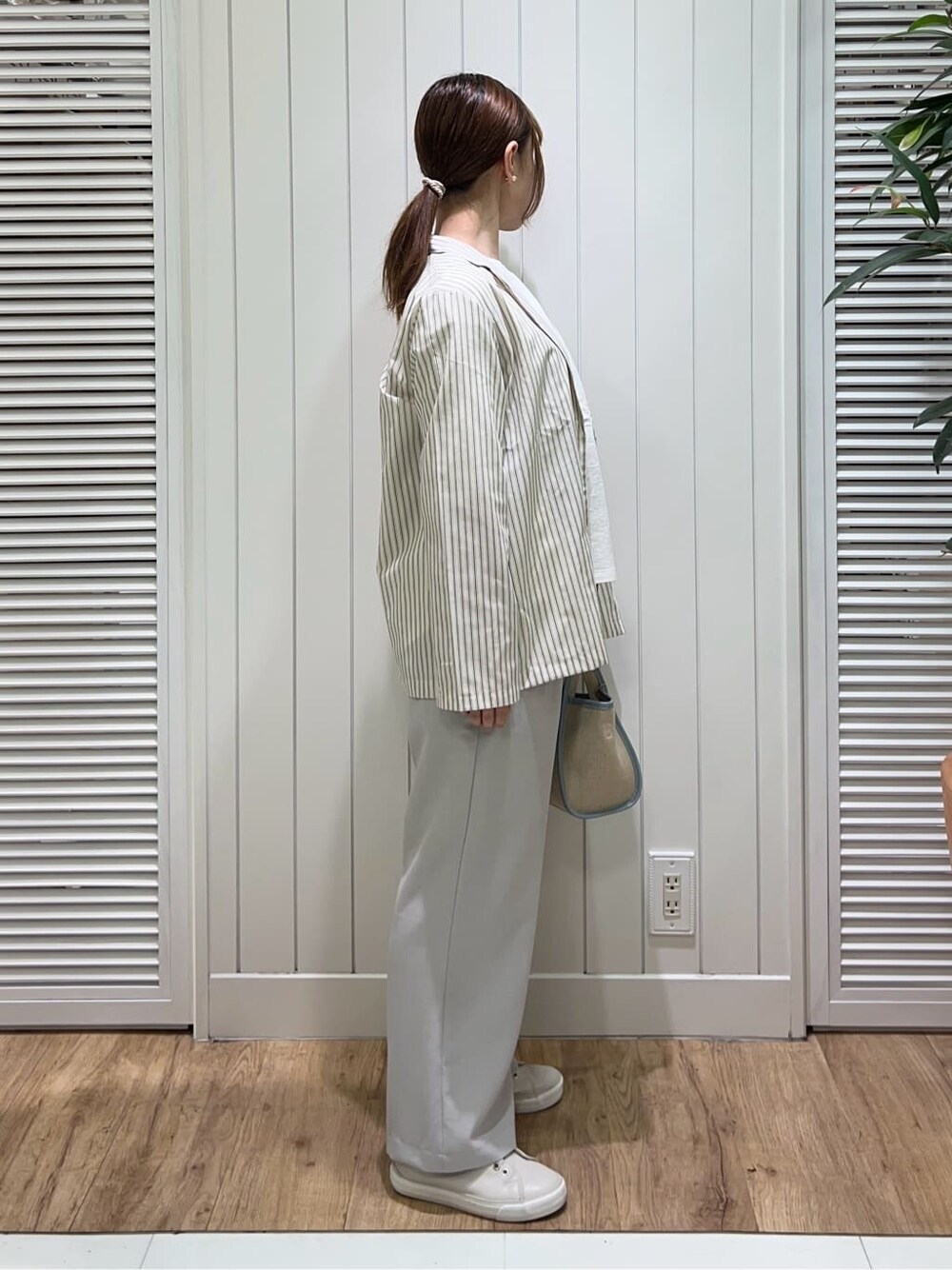 ホワイト系のTシャツ/カットソー、ベージュ系のテーラードジャケット、ベージュ系のその他パンツを着用したレディースの春コーディネートの2枚目の写真