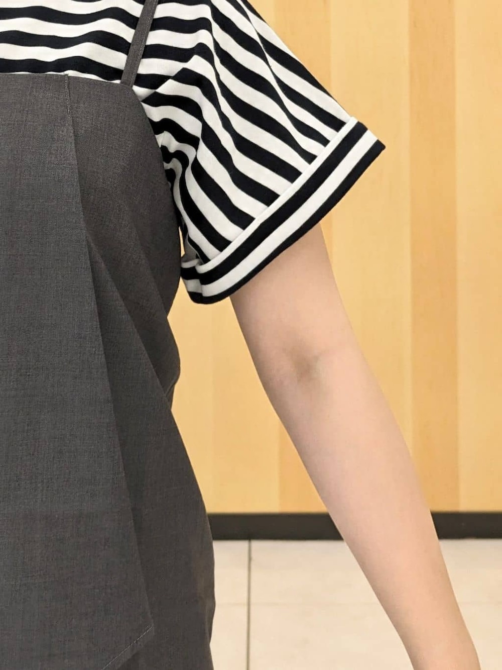 ブルー系のTシャツ/カットソー、グレー系のタンクトップ、グレー系のその他パンツを着用したレディースの秋コーディネートの5枚目の写真