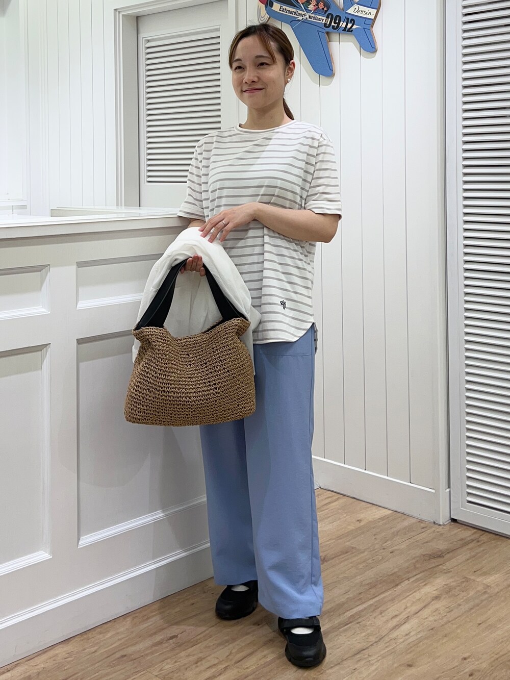 ホワイト系のシャツ/ブラウス、グレー系のTシャツ/カットソー、ブルー系のその他パンツを着用したレディースの春コーディネートの7枚目の写真