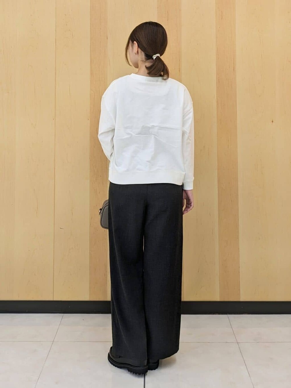 ホワイト系のTシャツ/カットソー、グレー系のその他パンツ、ブラウン系のショルダーバッグを着用したレディースの秋コーディネートの3枚目の写真