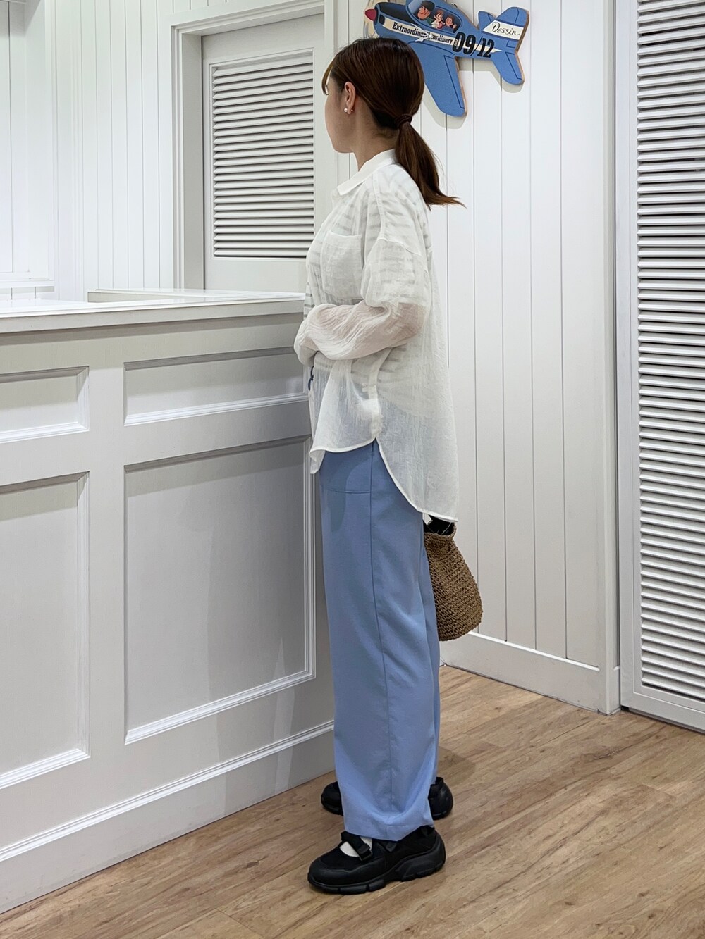 ホワイト系のシャツ/ブラウス、グレー系のTシャツ/カットソー、ブルー系のその他パンツを着用したレディースの春コーディネートの2枚目の写真