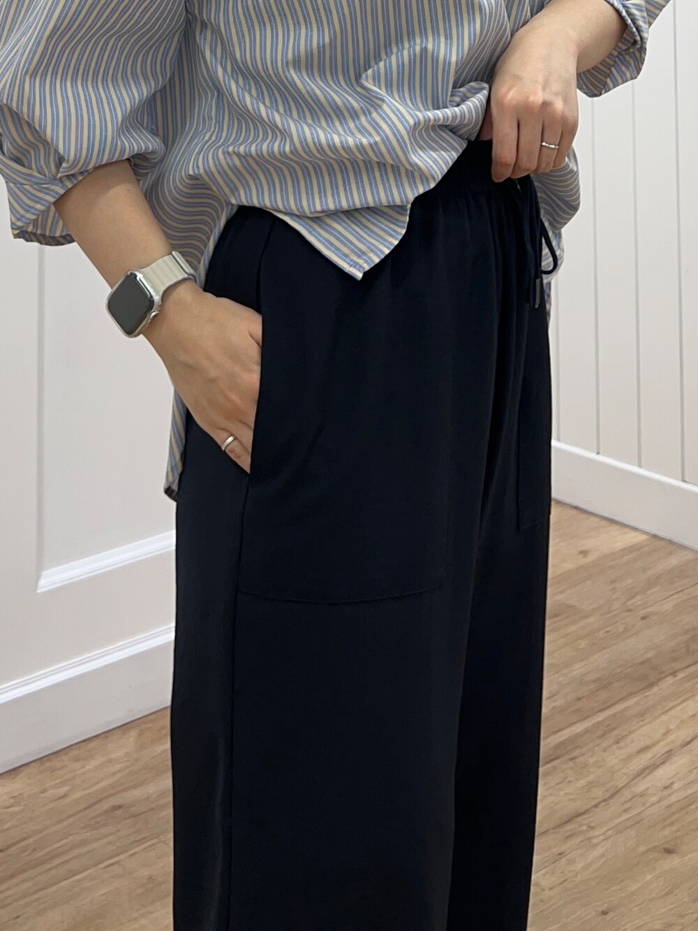 イエロー系のシャツ/ブラウス、ブルー系のその他パンツ、ブルー系のショルダーバッグを着用したレディースの春コーディネートの6枚目の写真