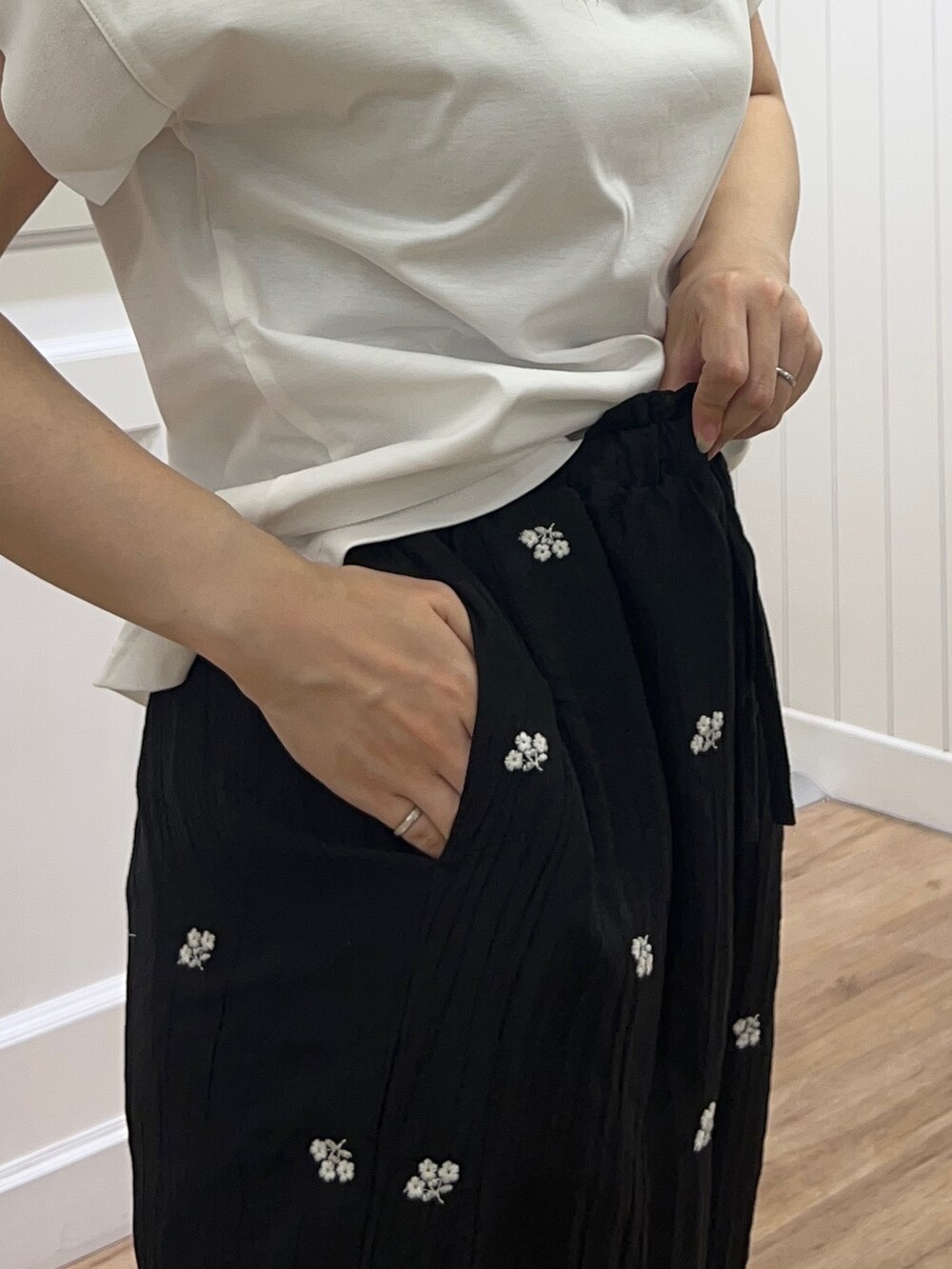 ホワイト系のTシャツ/カットソー、ブラック系のその他パンツ、ブルー系のショルダーバッグを着用したレディースの夏コーディネートの6枚目の写真