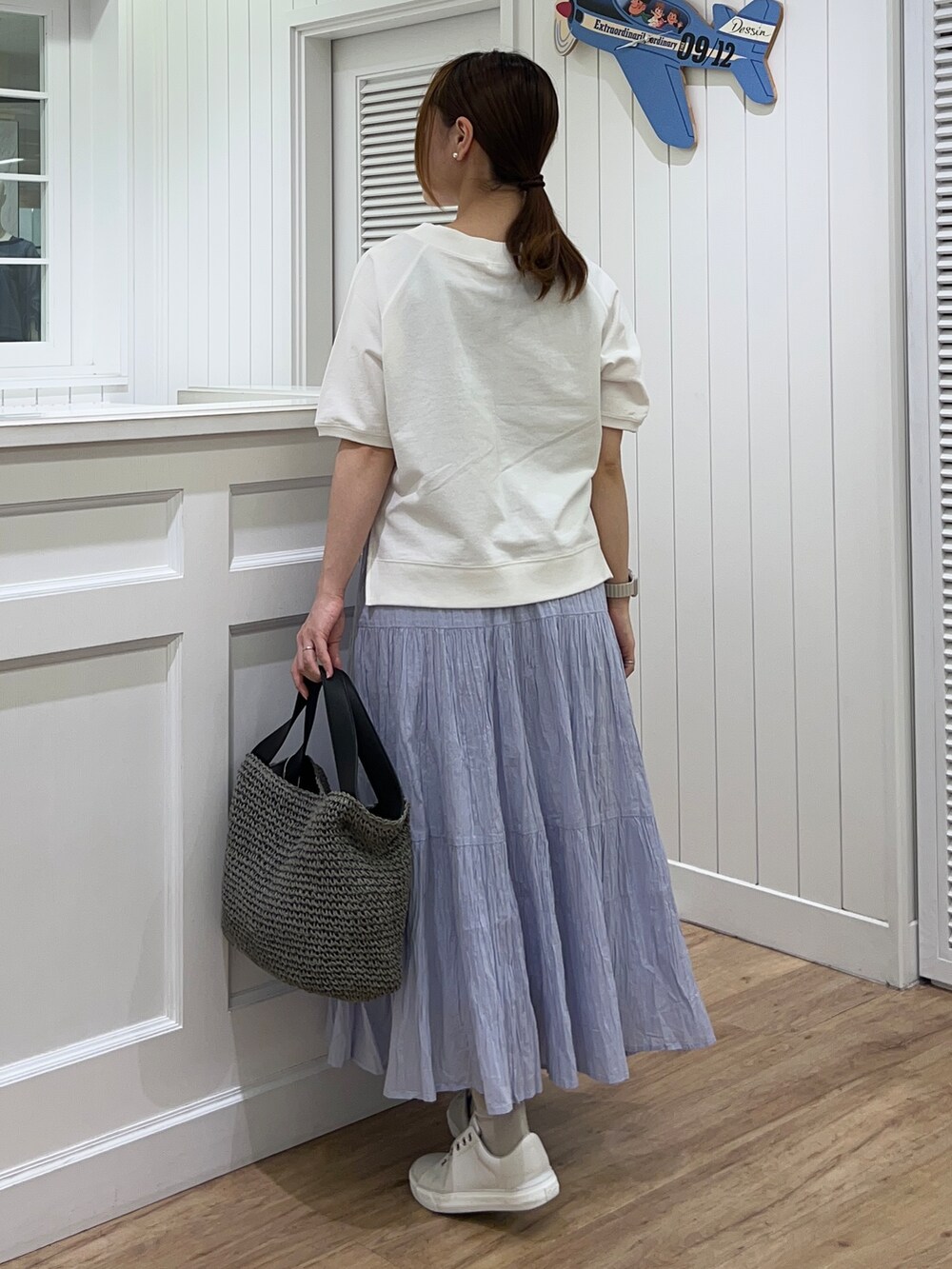 ホワイト系のTシャツ/カットソー、ブルー系のスカート、グレー系のトートバッグを着用したレディースの春コーディネートの3枚目の写真