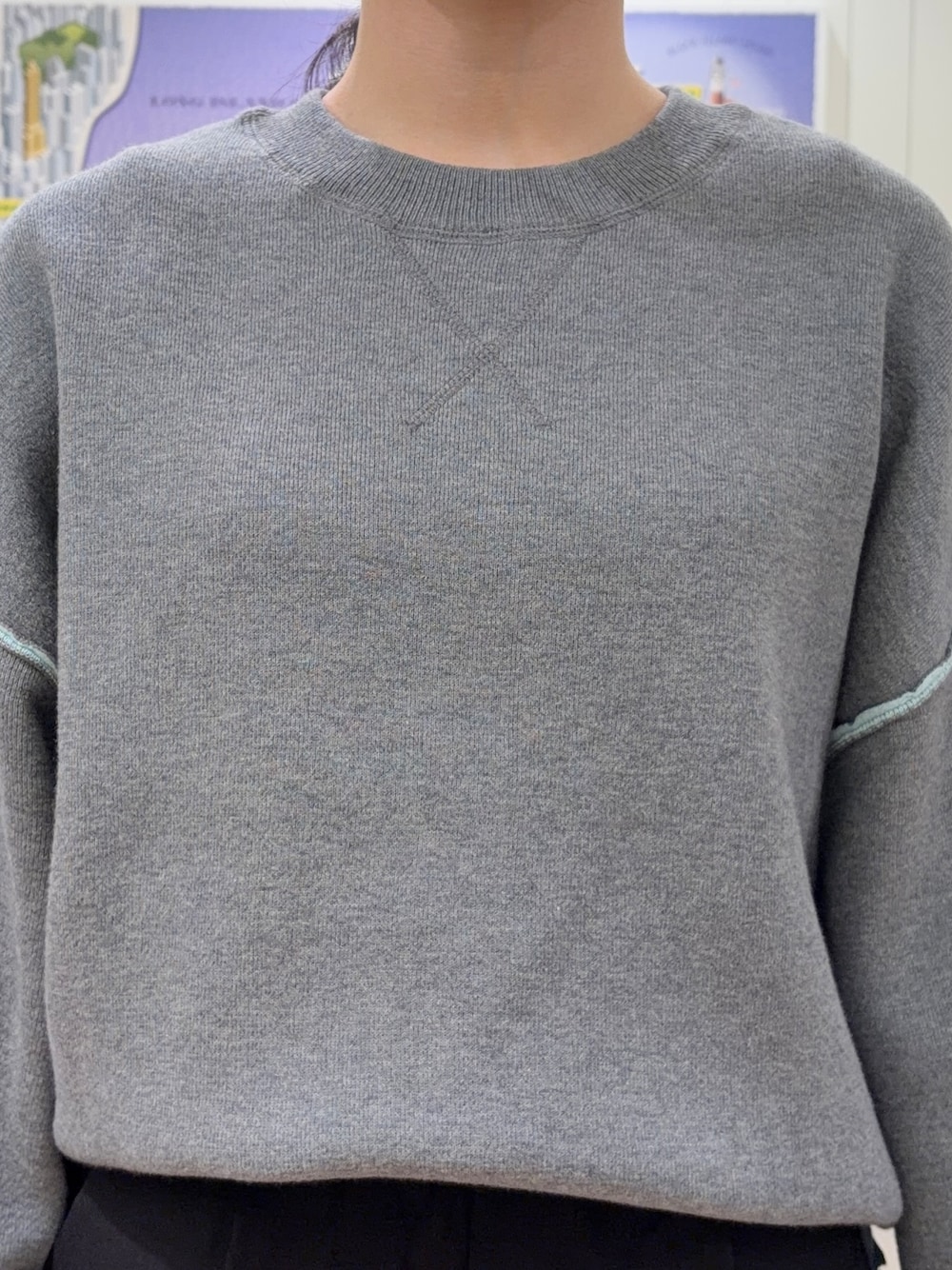 グレー系のTシャツ/カットソー、ブラック系のその他パンツ、ブラック系のトートバッグを着用したレディースの秋コーディネートの5枚目の写真