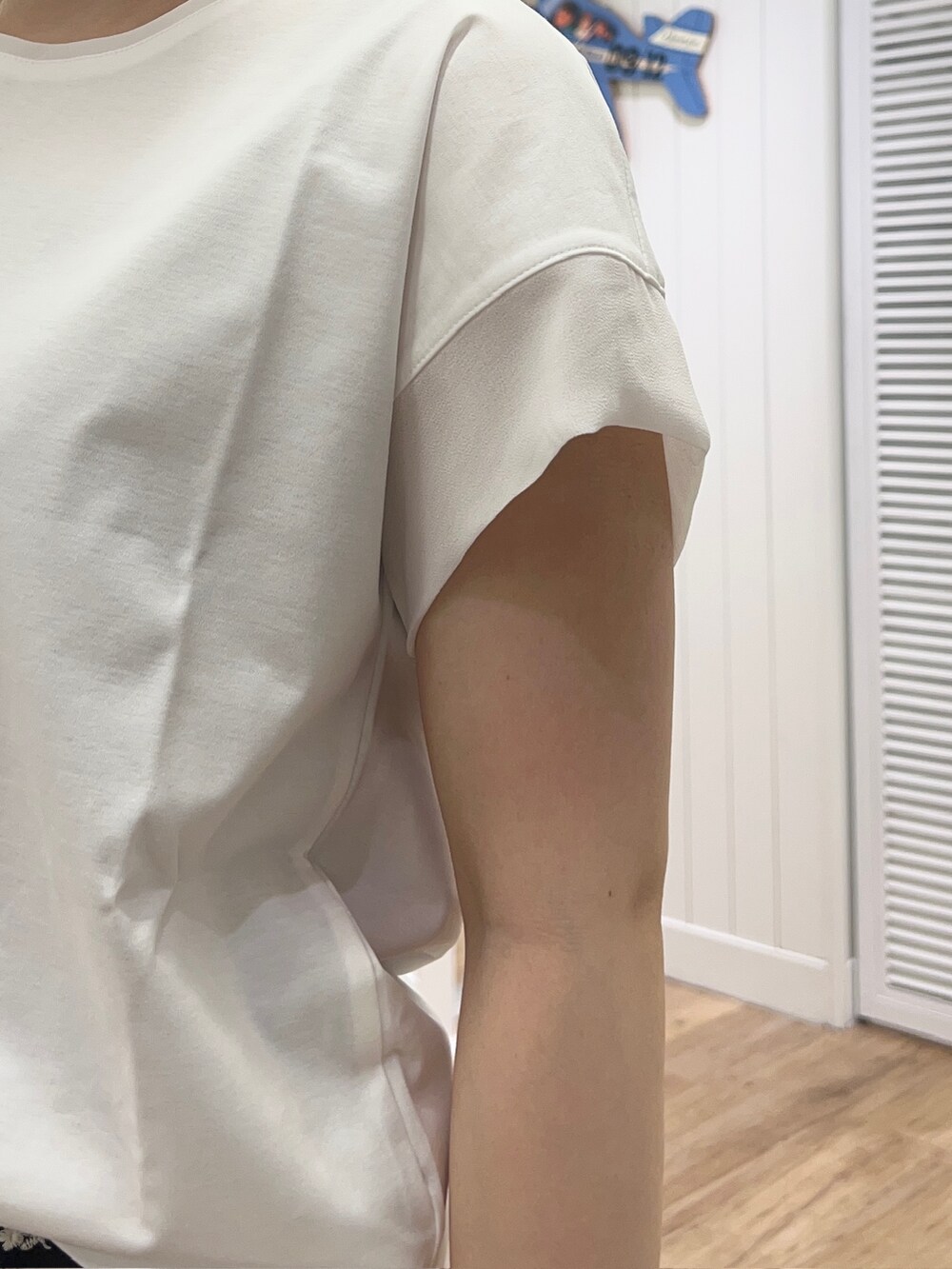 ホワイト系のTシャツ/カットソー、ブラック系のその他パンツ、ブルー系のショルダーバッグを着用したレディースの夏コーディネートの5枚目の写真
