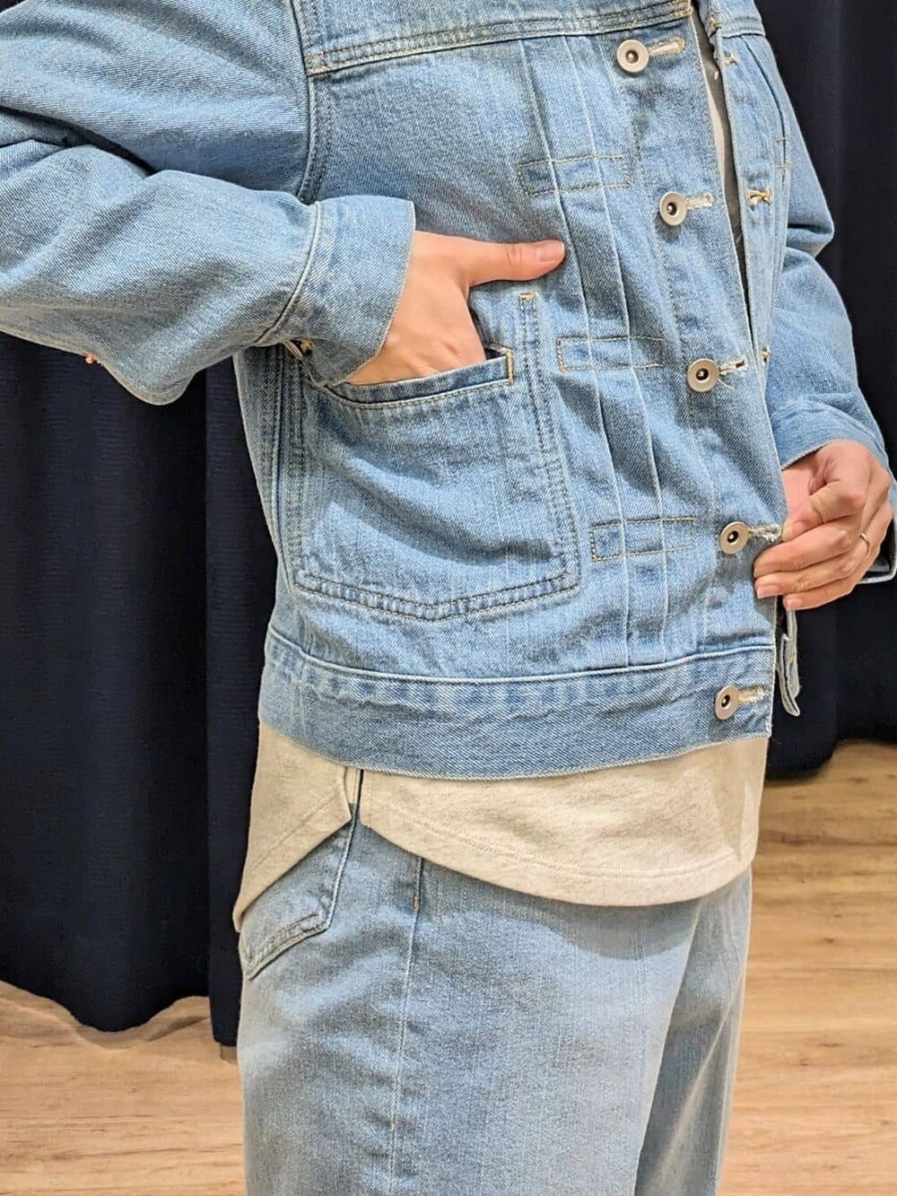 ベージュ系のTシャツ/カットソー、ブルー系のデニムジャケット、ブルー系のデニムパンツを着用したレディースの冬コーディネートの7枚目の写真