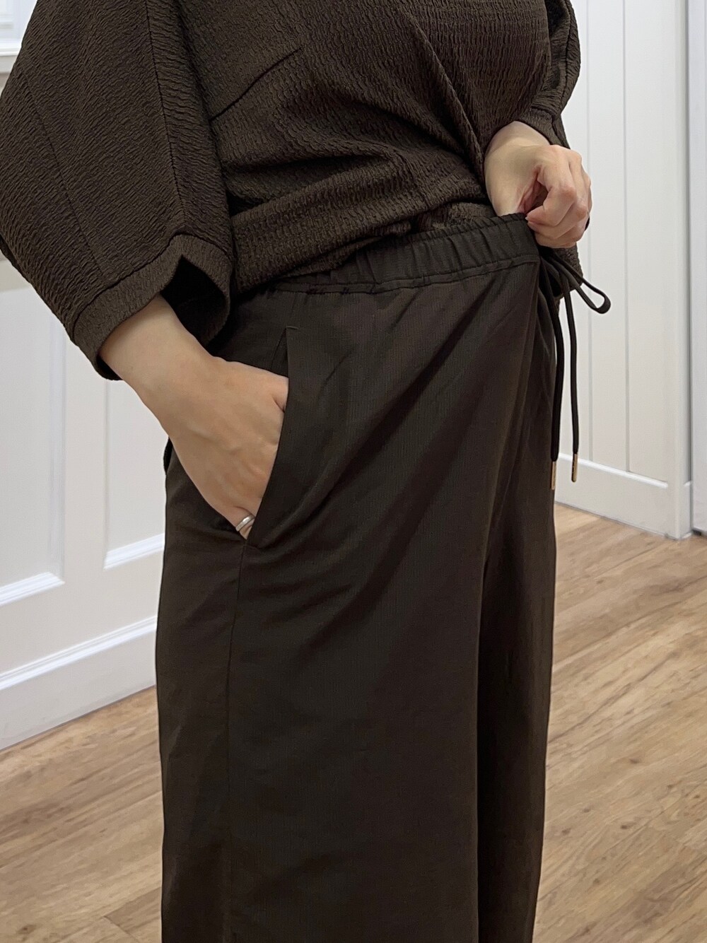 ブラウン系のTシャツ/カットソー、ブラウン系のその他パンツ、ブラウン系のサンダルを着用したレディースの夏コーディネートの6枚目の写真