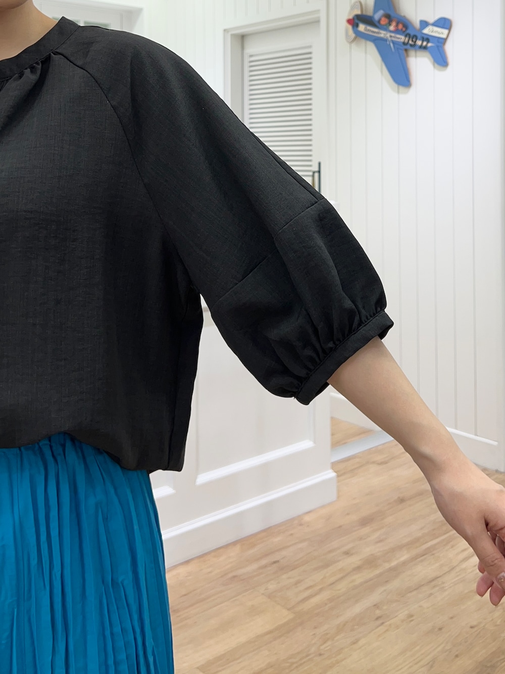 グレー系のシャツ/ブラウス、ブルー系のスカート、ブラック系のショルダーバッグを着用したレディースの春コーディネートの5枚目の写真