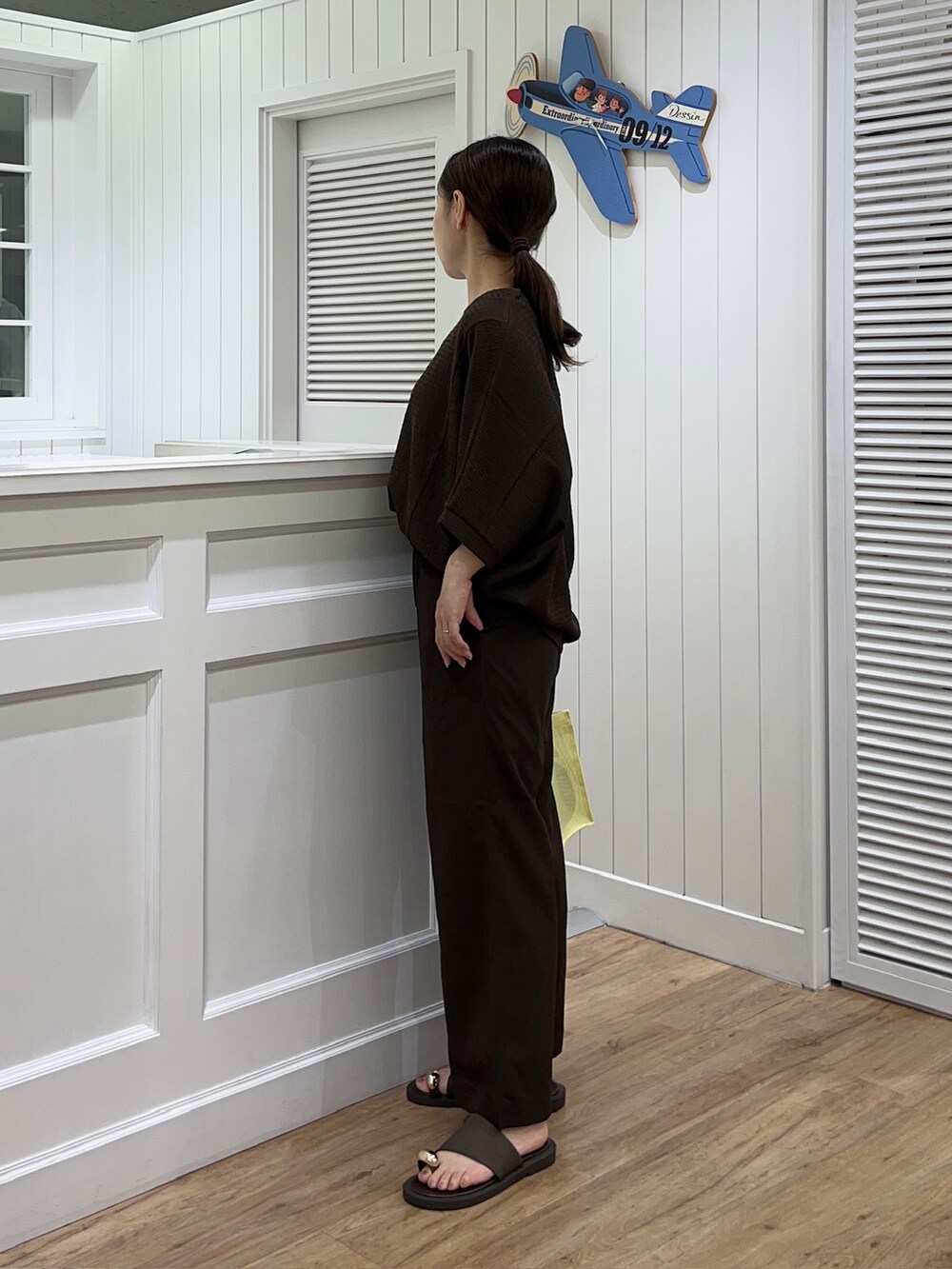 ブラウン系のTシャツ/カットソー、ブラウン系のその他パンツ、ブラウン系のサンダルを着用したレディースの夏コーディネートの2枚目の写真