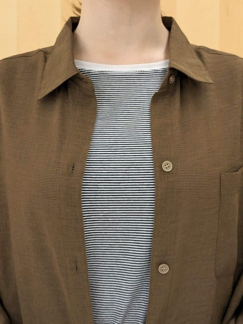 ブラウン系のシャツ/ブラウス、ベージュ系のその他パンツ、ベージュ系のトートバッグを着用したレディースの秋コーディネートの4枚目の写真