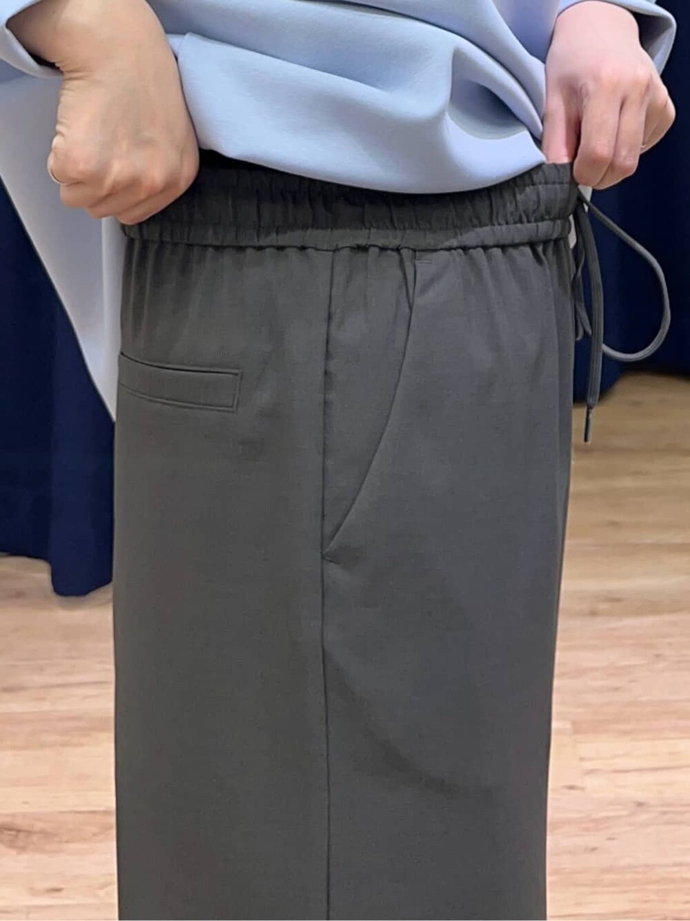 ブルー系のTシャツ/カットソー、グレー系のその他パンツ、グレー系のトートバッグを着用したレディースの春コーディネートの6枚目の写真