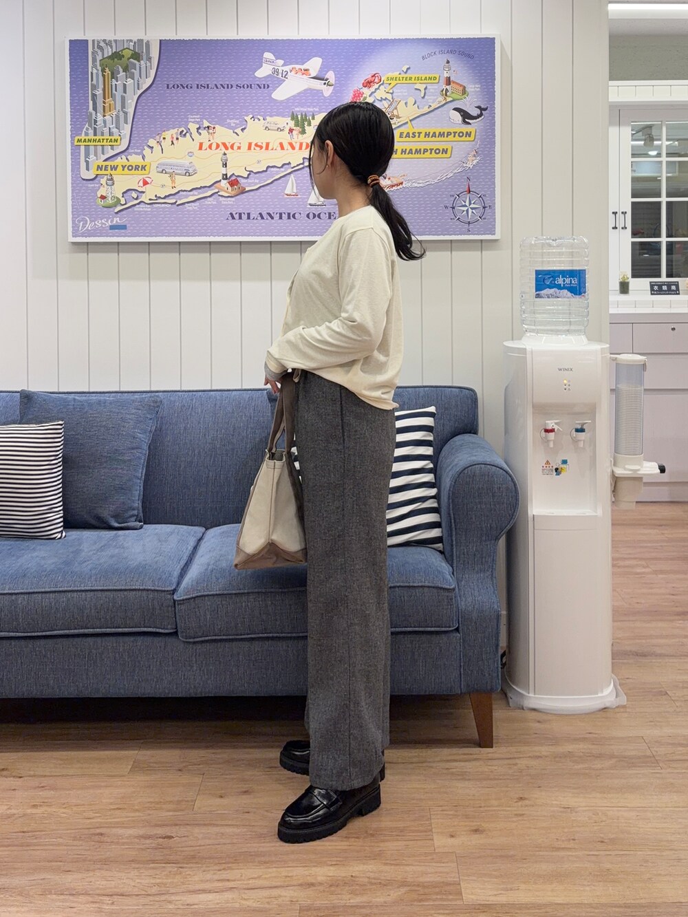 グレー系のその他パンツ、グレー系のトートバッグ、ブラック系のパンプスを着用したレディースの秋コーディネートの2枚目の写真