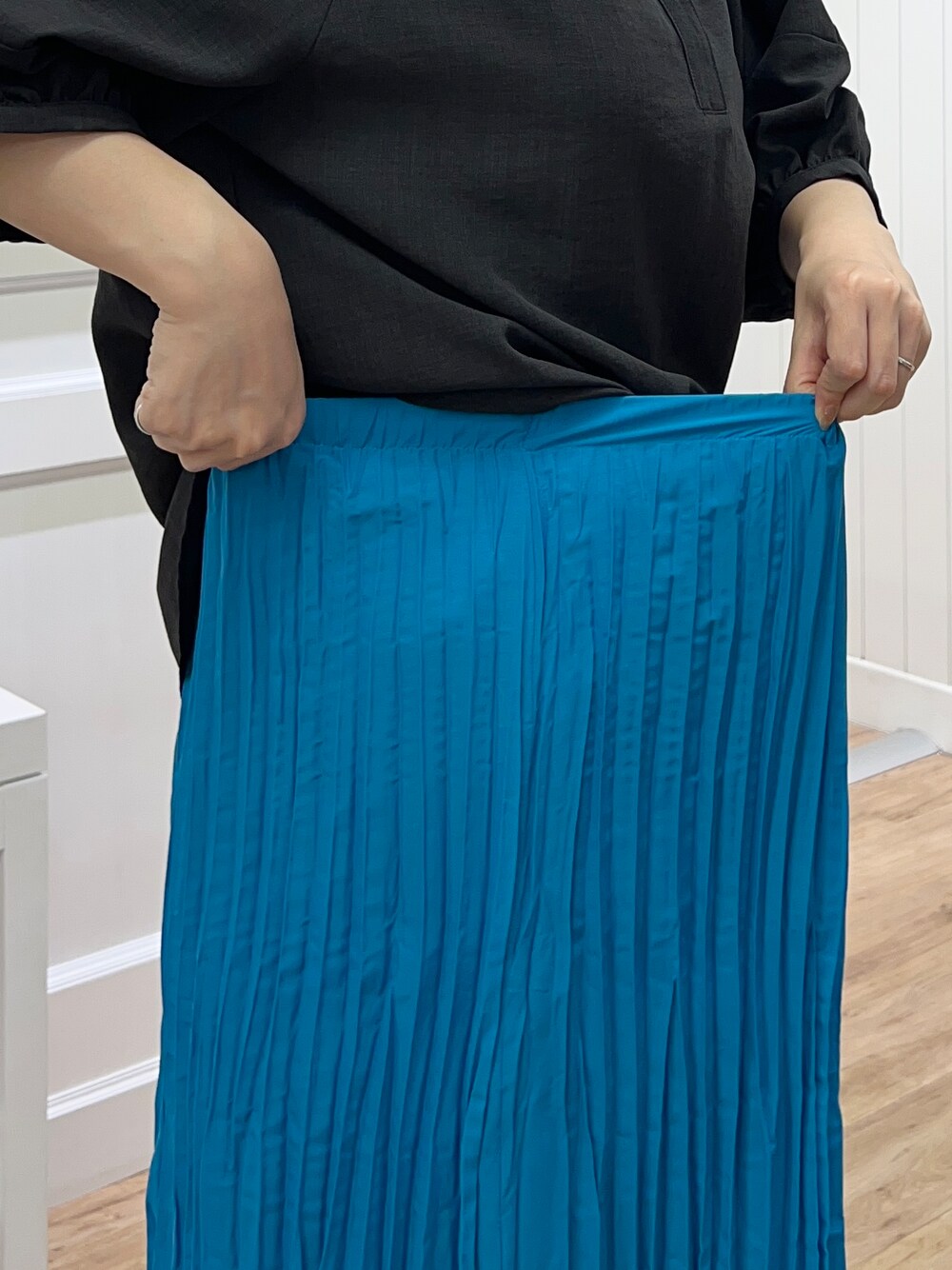グレー系のシャツ/ブラウス、ブルー系のスカート、ブラック系のショルダーバッグを着用したレディースの春コーディネートの6枚目の写真
