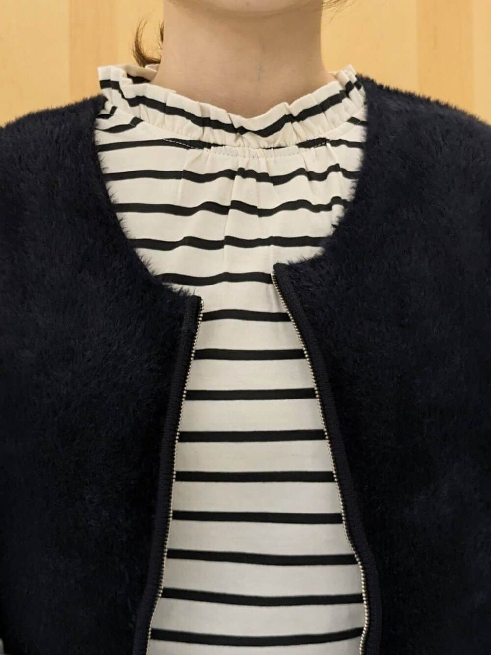 ブラック系のTシャツ/カットソー、ブルー系のベスト、ブラウン系のその他パンツを着用したレディースの秋コーディネートの4枚目の写真