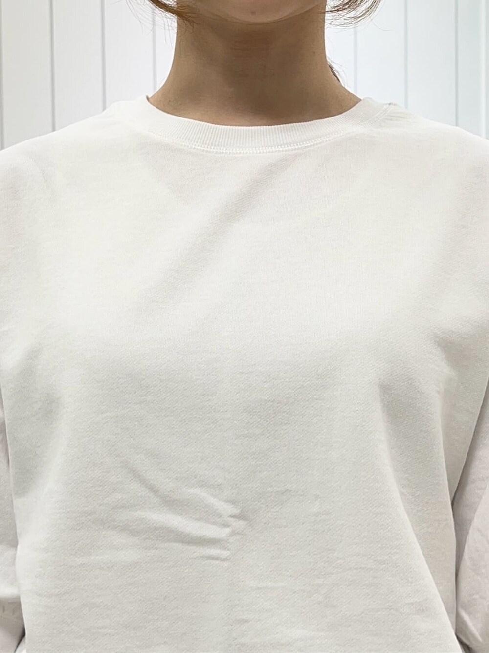 ホワイト系のTシャツ/カットソー、ベージュ系のその他パンツを着用したレディースの春コーディネートの4枚目の写真