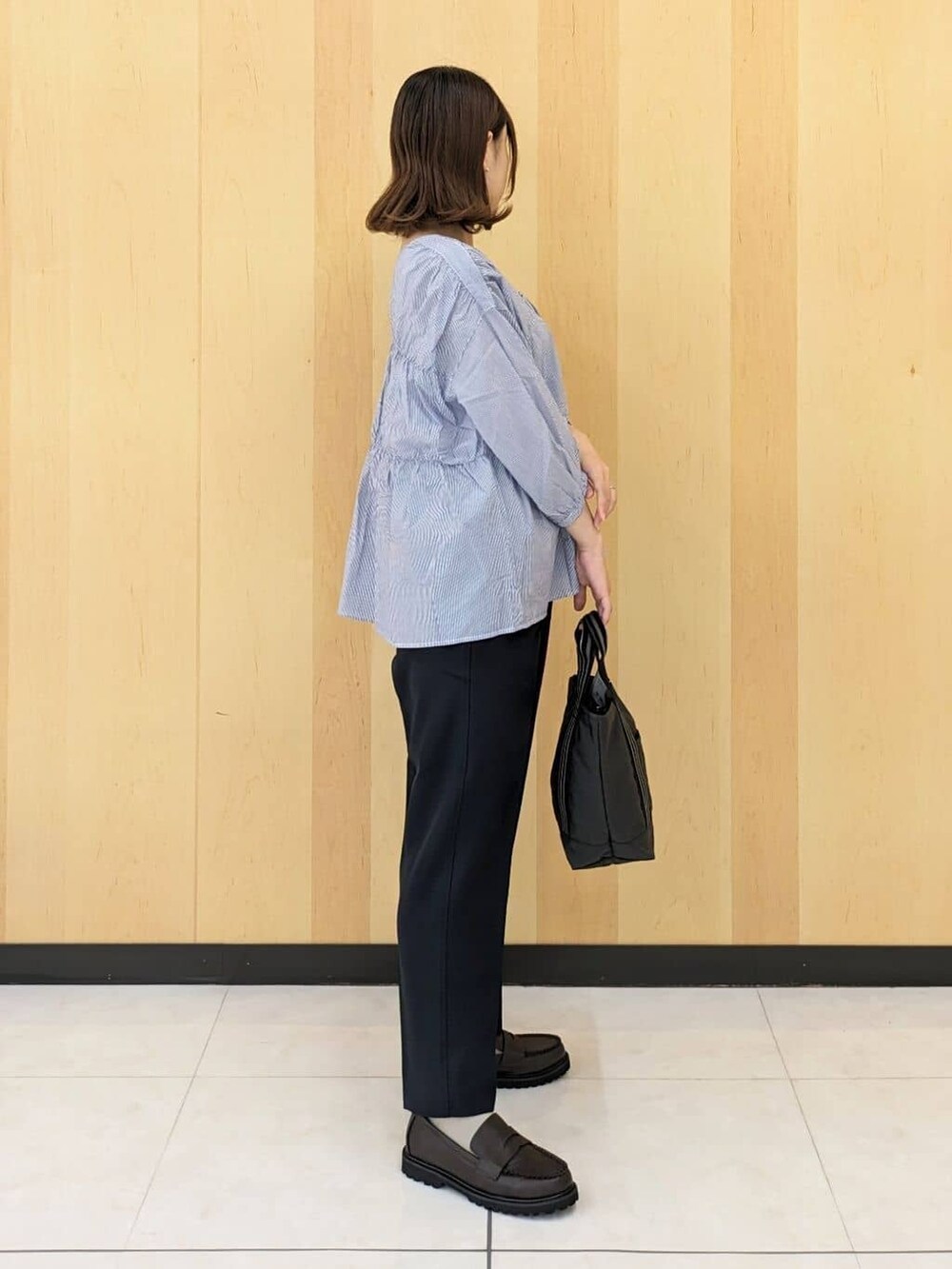ブルー系のシャツ/ブラウス、ブルー系のその他パンツ、グレー系のトートバッグを着用したレディースの秋コーディネートの2枚目の写真