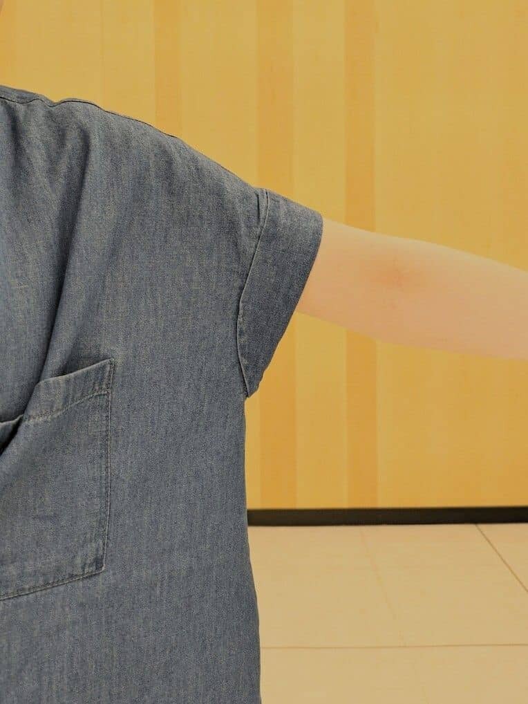 ブルー系のワンピース、ホワイト系のTシャツ/カットソー、ブルー系のその他パンツを着用したレディースの春コーディネートの5枚目の写真