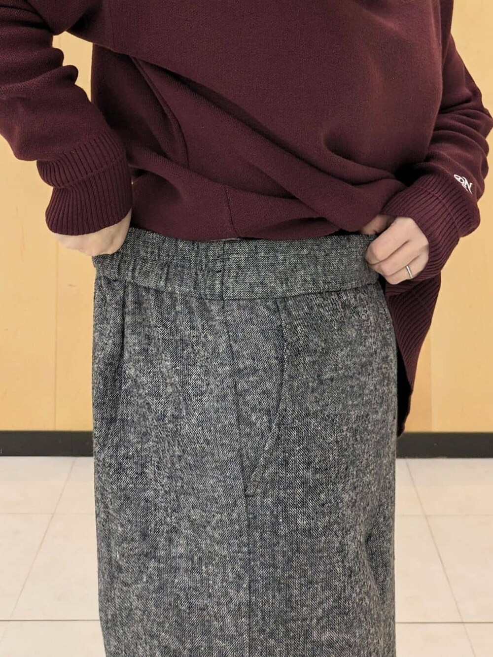 ブラック系のニット/セーター、レッド系のニット/セーター、ブラック系のその他パンツを着用したレディースの冬コーディネートの7枚目の写真