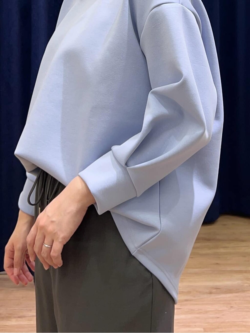 ブルー系のTシャツ/カットソー、グレー系のその他パンツ、グレー系のトートバッグを着用したレディースの春コーディネートの5枚目の写真