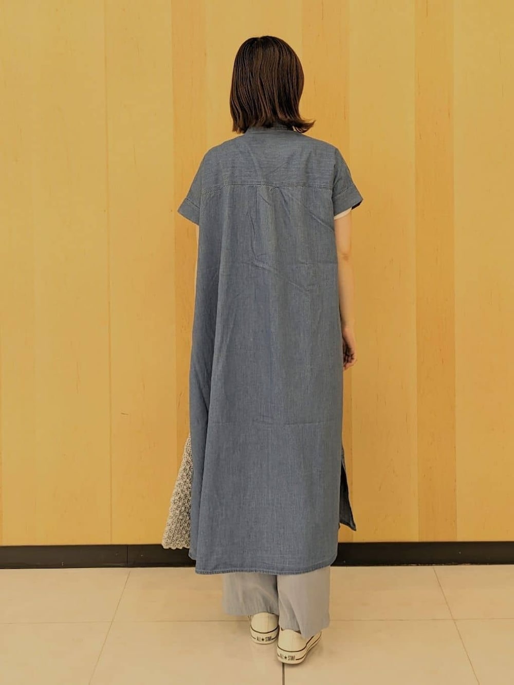 ブルー系のワンピース、ホワイト系のTシャツ/カットソー、ブルー系のその他パンツを着用したレディースの春コーディネートの3枚目の写真