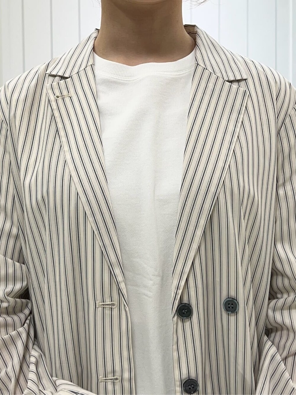 ホワイト系のTシャツ/カットソー、ベージュ系のテーラードジャケット、ベージュ系のその他パンツを着用したレディースの春コーディネートの4枚目の写真