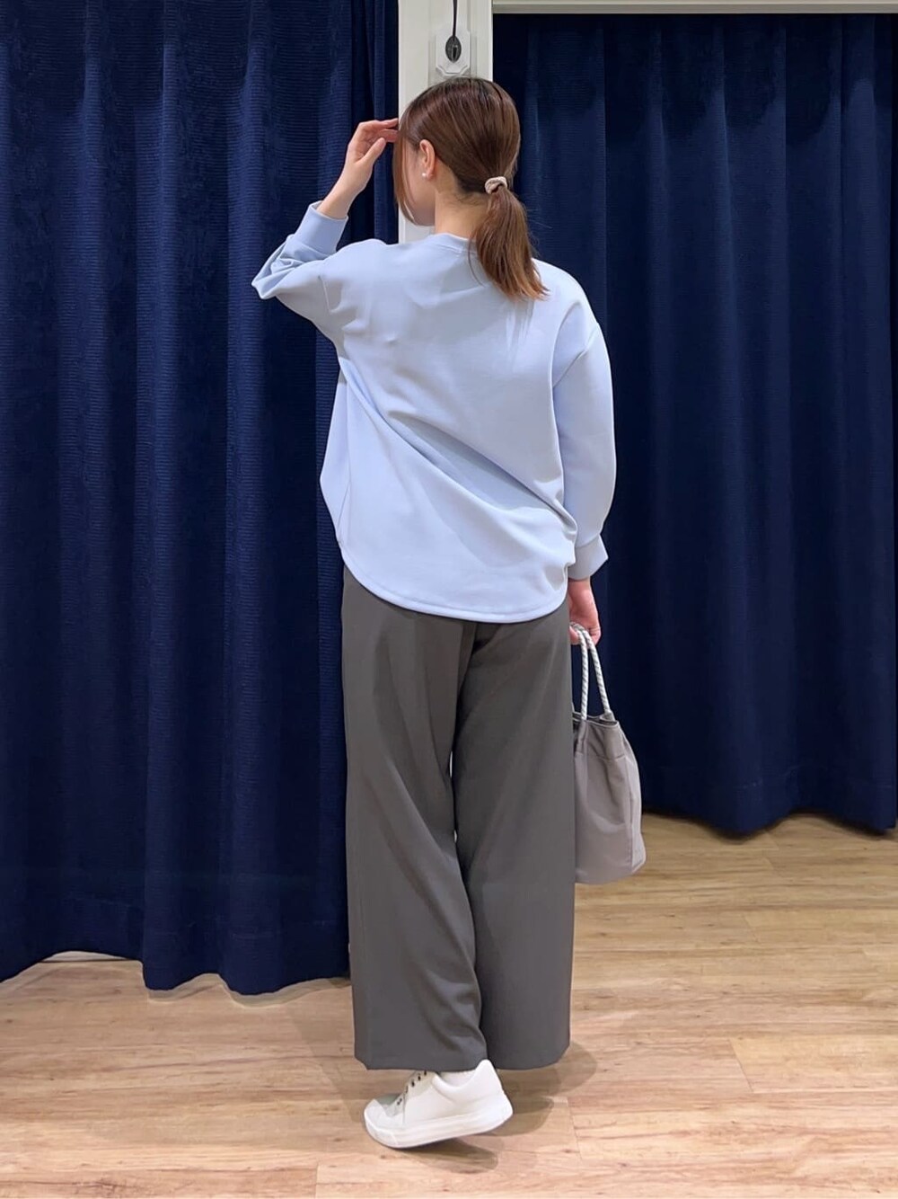 ブルー系のTシャツ/カットソー、グレー系のその他パンツ、グレー系のトートバッグを着用したレディースの春コーディネートの3枚目の写真