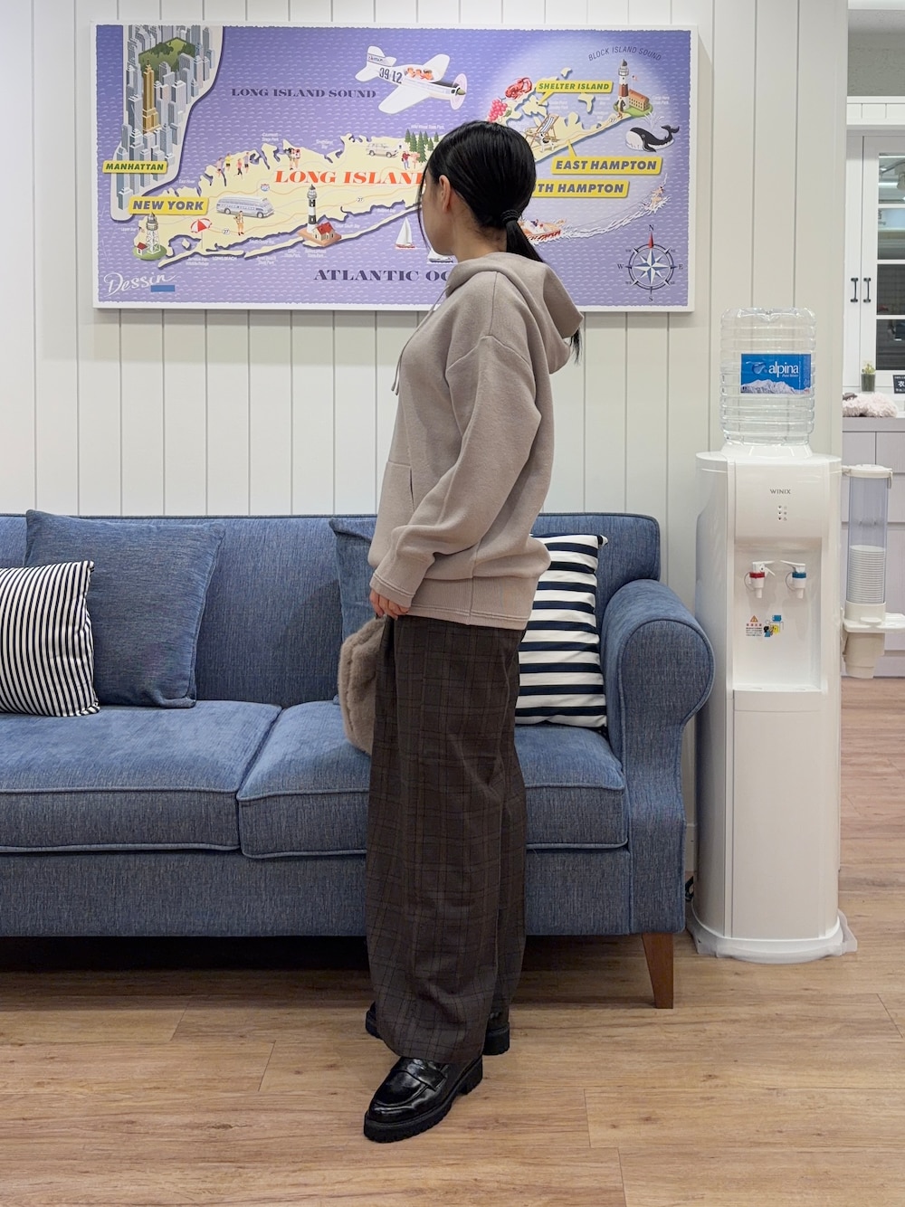 グレー系のパーカー、ブラウン系のその他パンツ、ベージュ系のショルダーバッグを着用したレディースの秋コーディネートの2枚目の写真