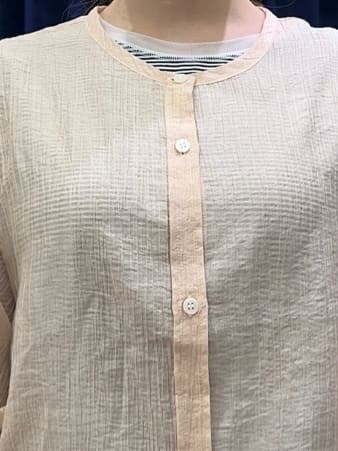 ブルー系のTシャツ/カットソー、ピンク系のシャツ/ブラウス、ブラック系のスカートを着用したレディースの春コーディネートの5枚目の写真