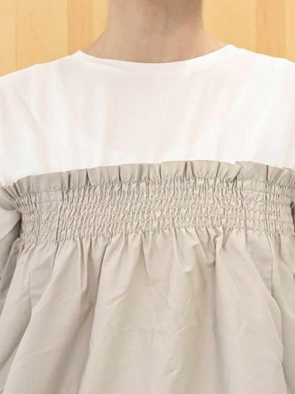 ホワイト系のTシャツ/カットソー、ブラウン系のその他パンツ、ブラウン系のショルダーバッグを着用したレディースの秋コーディネートの4枚目の写真