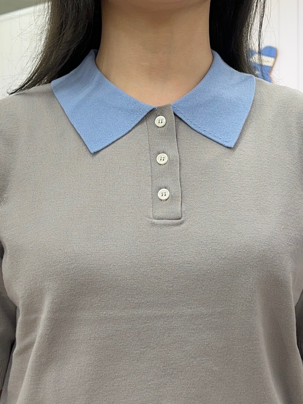 ブラウン系のニット/セーター、グレー系のその他パンツ、グレー系のトートバッグを着用したレディースの夏コーディネートの4枚目の写真
